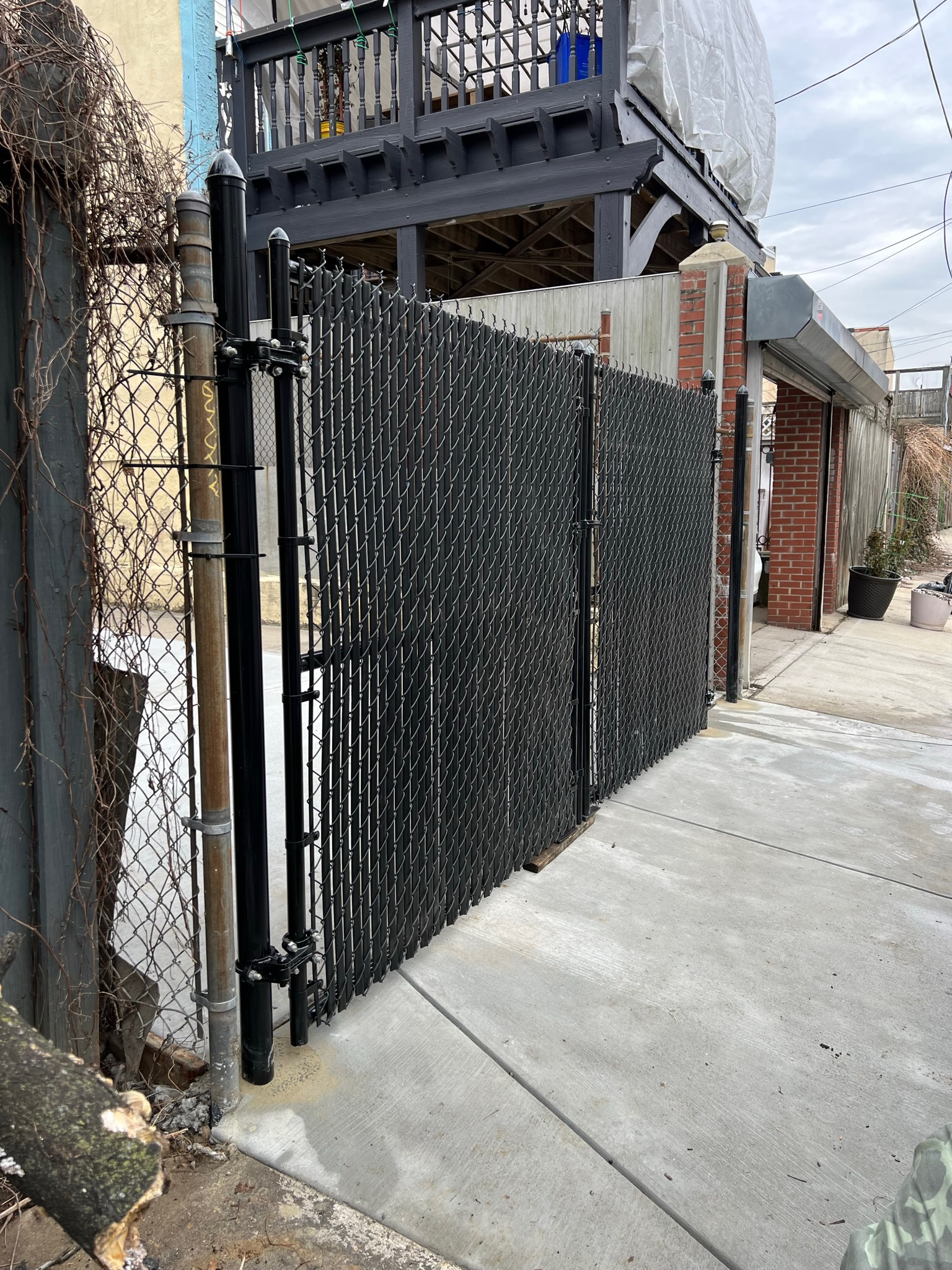 Chain link double gate with privacy slats