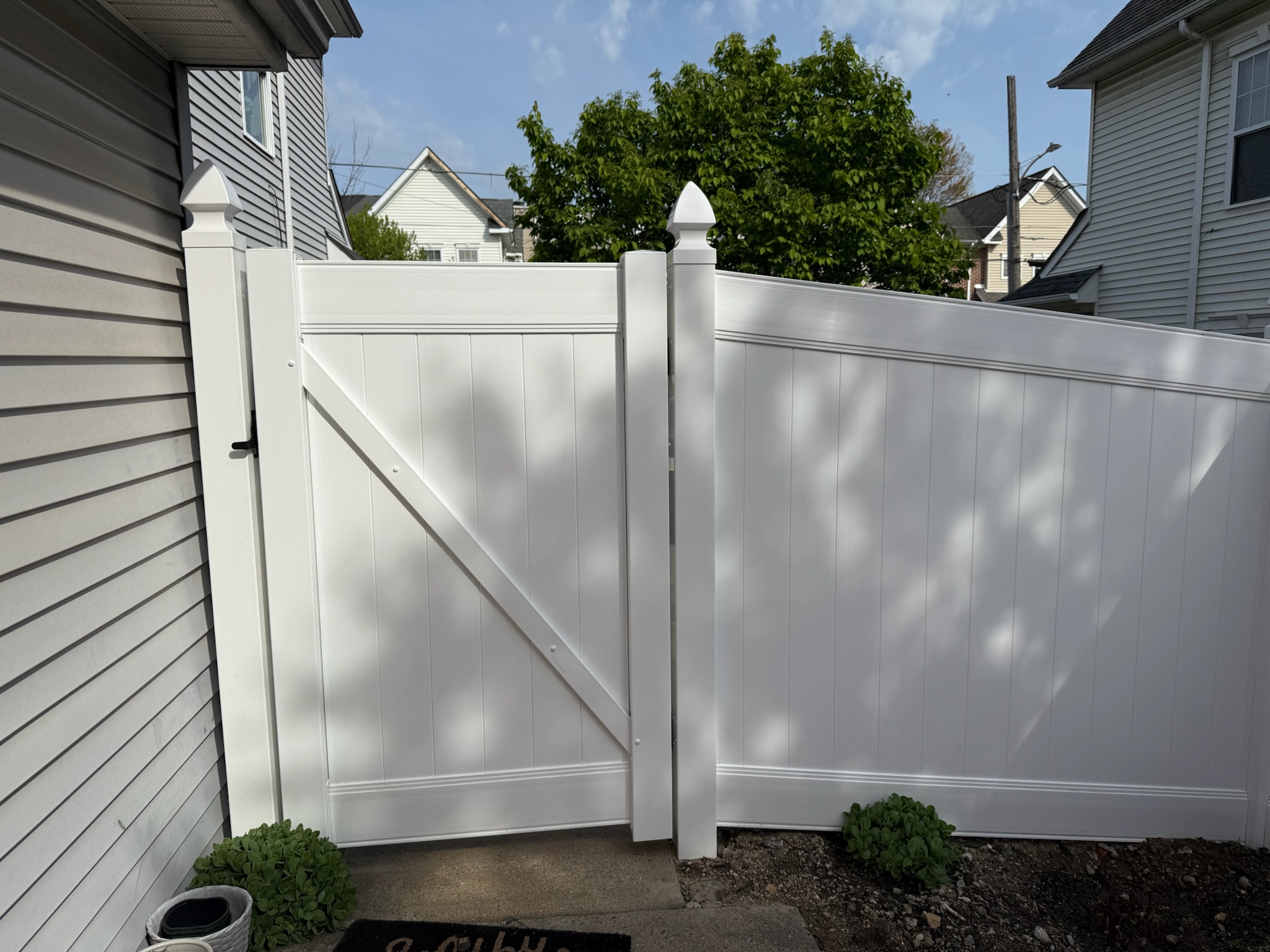 Picket vinyl fence