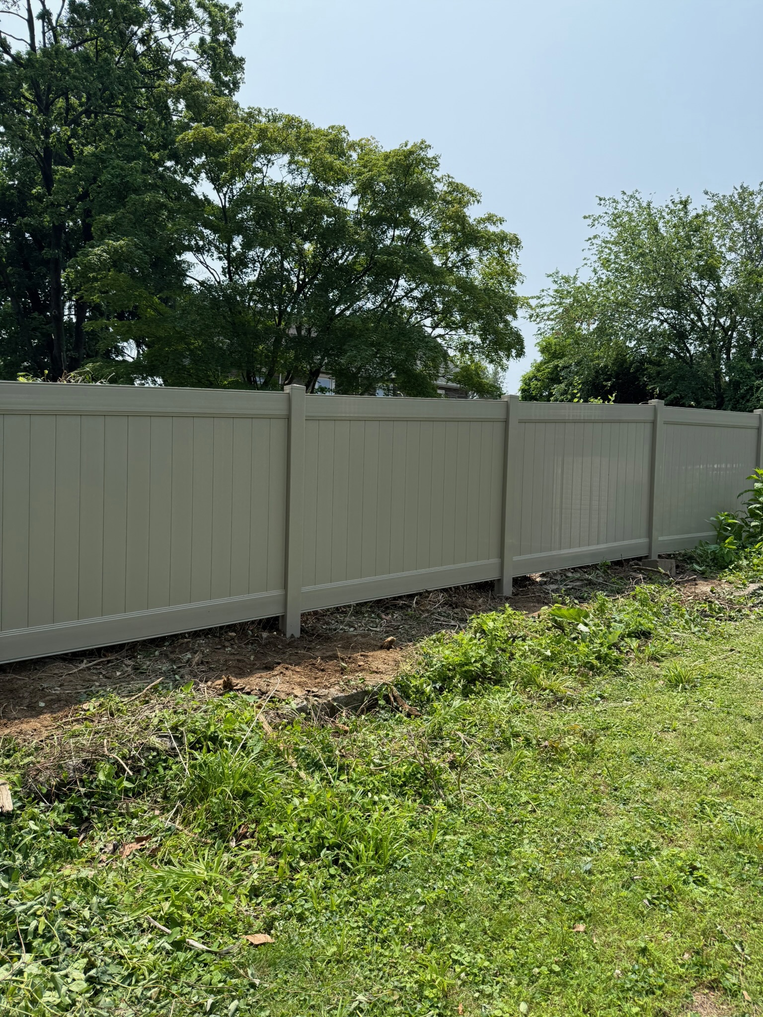 Two-tone vinyl fence